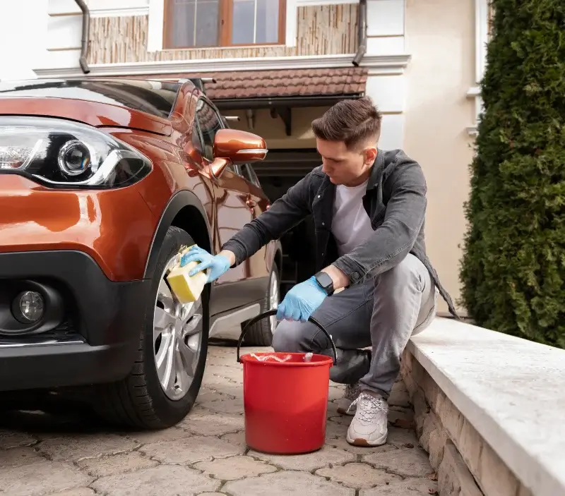 Lavage auto à domicile Saint-Domineuc : professionnel intervenant sur un véhicule